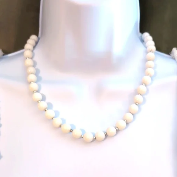 Timeless White Beaded Necklace with Vintage Elegance - Picture 3 of 7